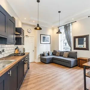 Apartment Traditional 3 Bedroom Quiet Duplex Flat By High St, Trams And Buses - Just 1-5 Miles To Centre